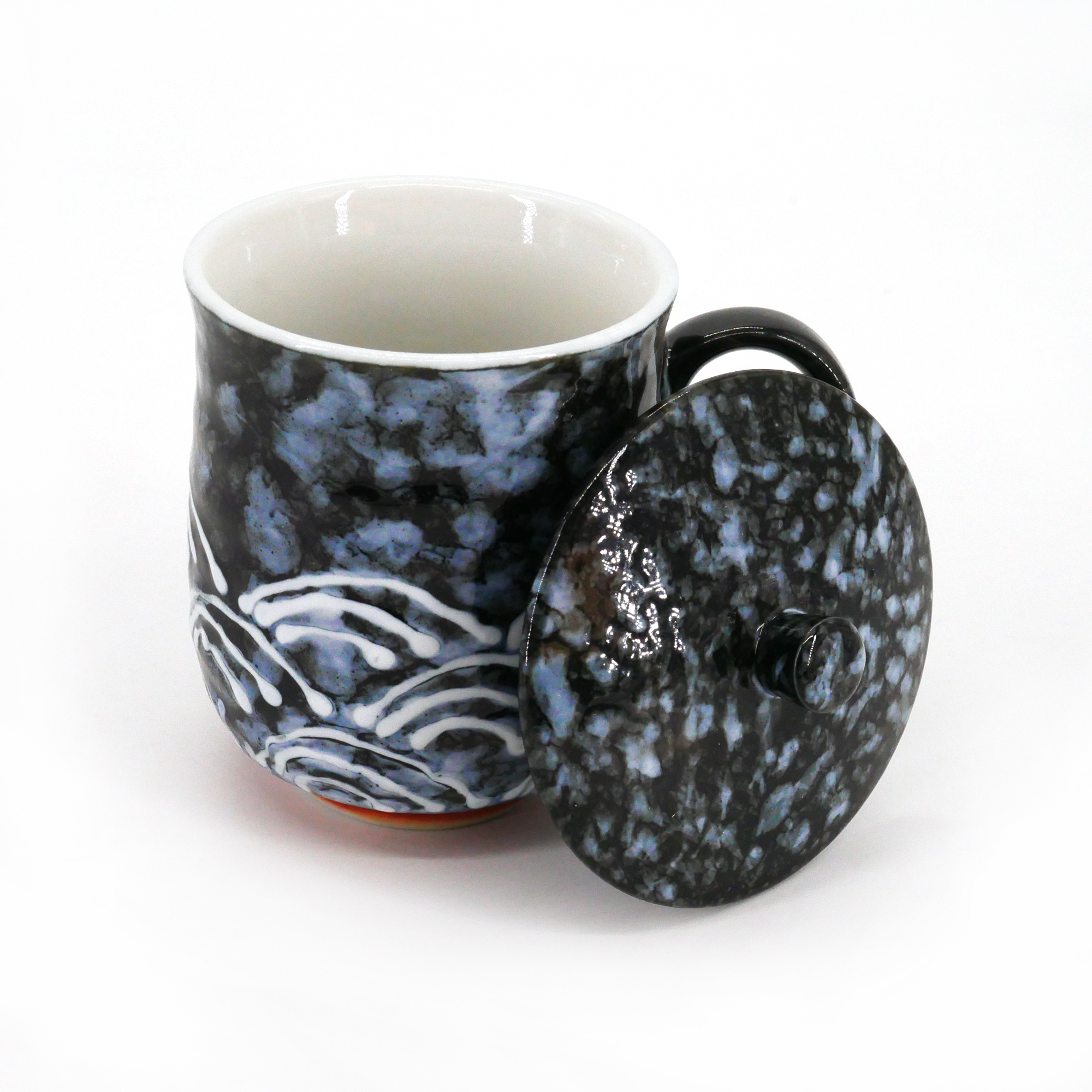 tazza tradizionale giapponese nera di ceramica con coperchio