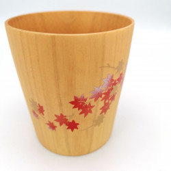 Japanische Teetasse aus Natsume-Holz mit gold- und silberlackierten Ahornblättern, MAKIE SAKURA