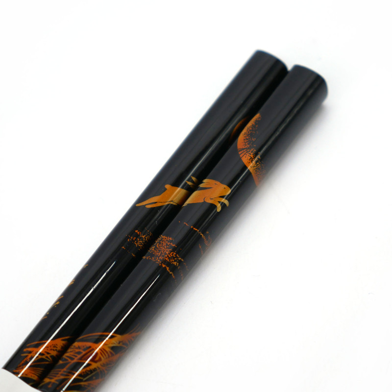 Par de palillos japoneses en madera natural negra con diseño de conejo luna, WAKASA NURI ZANGETSU, 23 cm