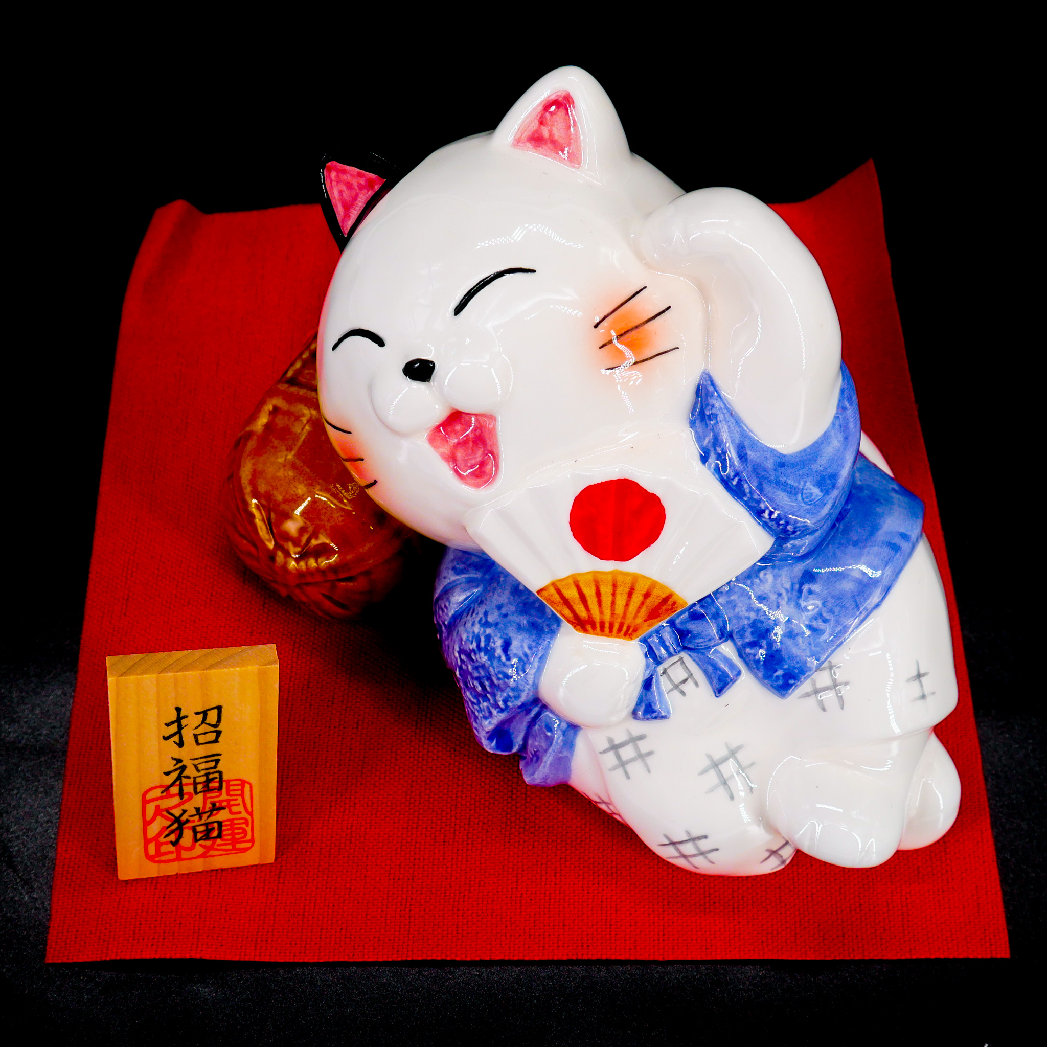 Gato blanco pata derecha levantada manekineko Hucha japonesa