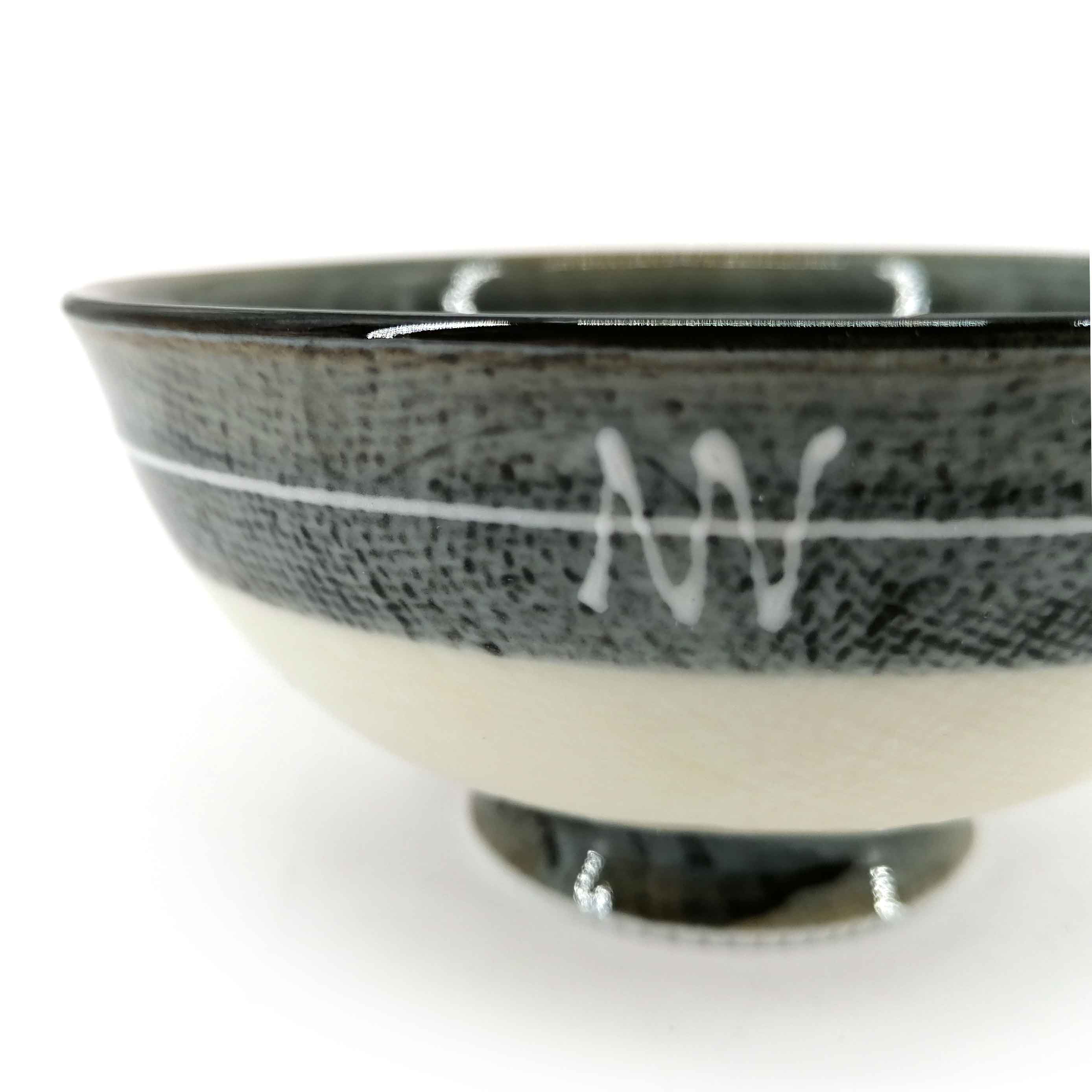 Vaisselle japonaise en ligne: baguettes en bois, bol à sauce