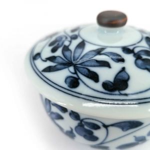 Japanischer runder Becher mit Deckel Chawan Mushi, weißes, blaues Blumenmuster - BURUFURORARU