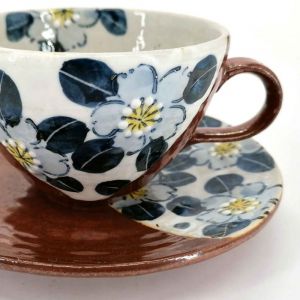 Keramische Teetasse mit Griff und Untertasse, braun und Blumen - AOI HANA