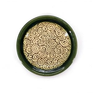 Small Japanese plate in green and beige enamelled ceramic - GUNRINKARAKUSA