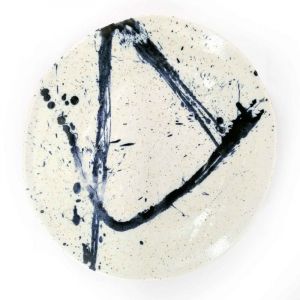 Round ceramic plate, white and blue - PEINTOCHIPPU