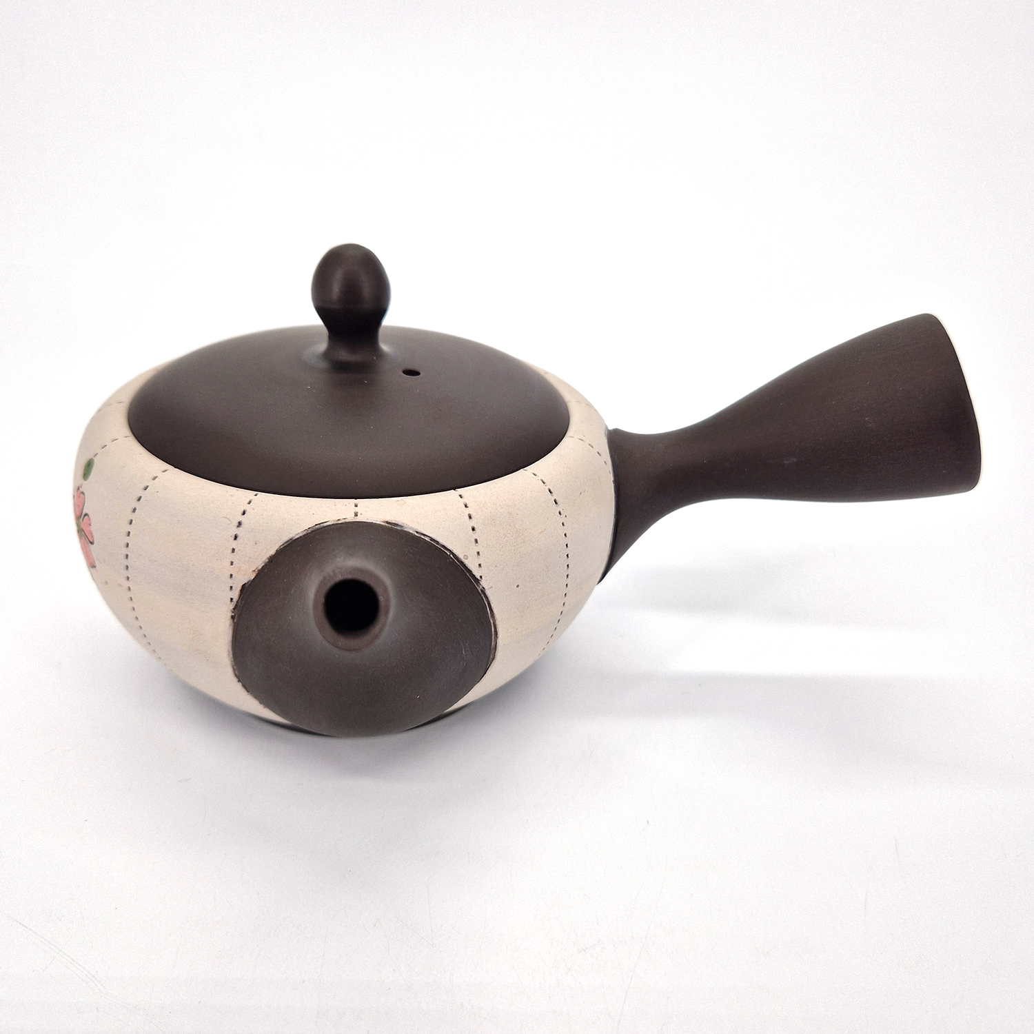 https://kyotoboutique.fr/67526/tokoname-japanese-kyusu-teapot-in-black-and-white-earthenware-with-flower-pattern-250cc.jpg