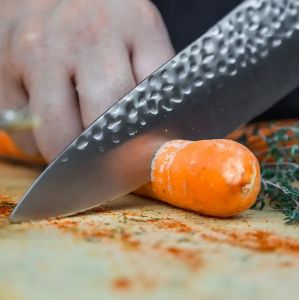 Cuchillo de cocina japonés (cuchillo de chef) martillado Gyuto KOTAI con saya y caja de bambú - hoja 20 cm