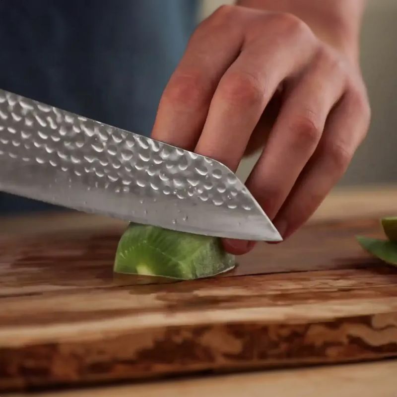 Japanisches Santoku Bunka gehämmertes Küchenmesser - mit Saya und Bambusbox - Klinge 17 cm