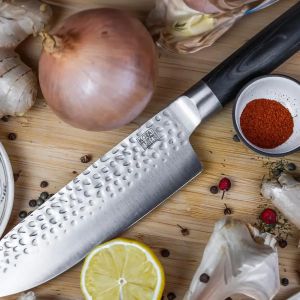 Santoku KOTAI gehämmertes japanisches Küchenmesser mit Saya und Bambusbox - Klinge 18 cm