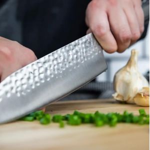 Santoku KOTAI cuchillo de cocina japonés martillado con saya y caja de bambú - hoja 18 cm