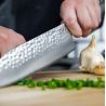 Santoku KOTAI gehämmertes japanisches Küchenmesser mit Saya und Bambusbox - Klinge 18 cm