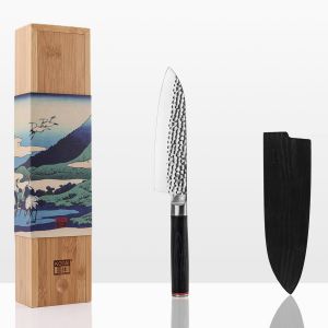 Coltello da cucina giapponese Santoku KOTAI martellato con Saya e scatola di bambù - lama 18 cm