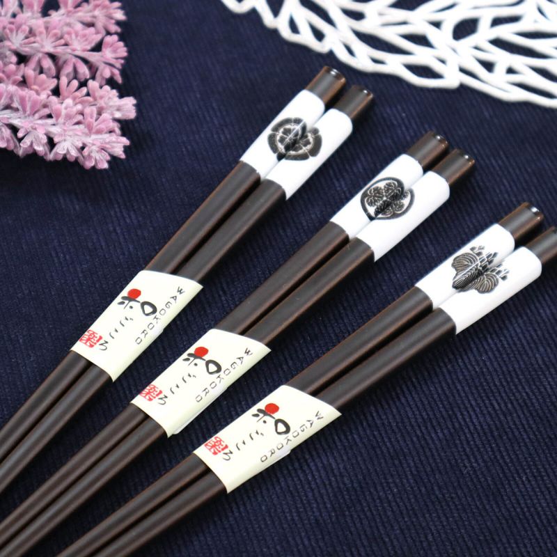 Pair of Japanese wooden chopsticks - family crest, Oda family