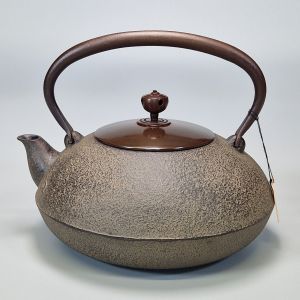 Japanese cast iron kettle with copper cover, HIRAMARU, bronze