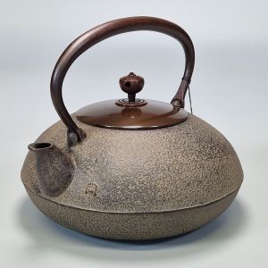 Japanese cast iron kettle with copper cover, HIRAMARU, bronze