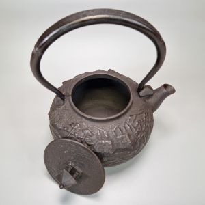 Japanese cast iron kettle with village motif, 1.5 lt, MACHI