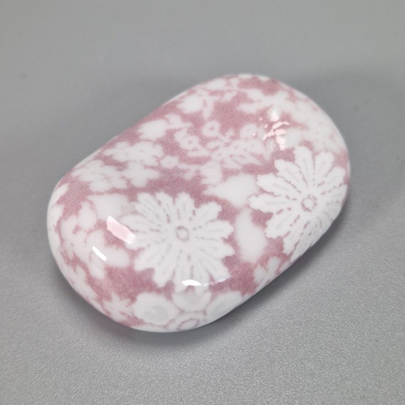 repose baguettes japonais fleur rose sur fond blanc