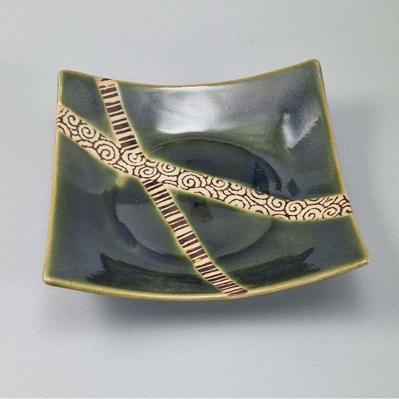 Plato japonés de cerámica cuadrada con bordes en relieve, verde, líneas cruzadas - KUROSUORIBE