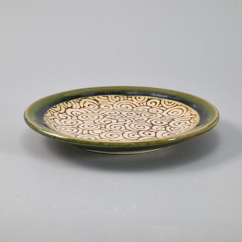 Small Japanese plate in green and beige enamelled ceramic - GUNRINKARAKUSA