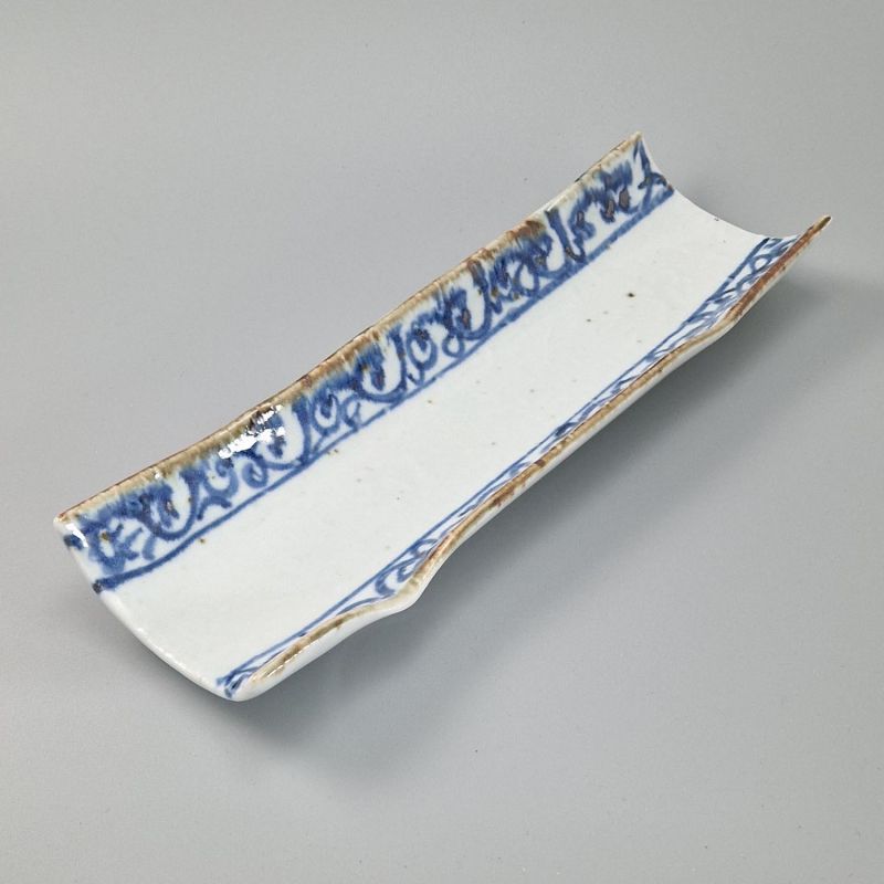 Assiette japonaise rectangulaire, blanc motifs bleus, KARAKUSA