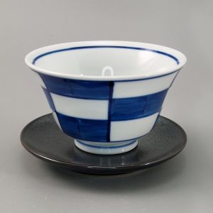 Taza de cerámica japonesa a cuadros azul y platillo gris