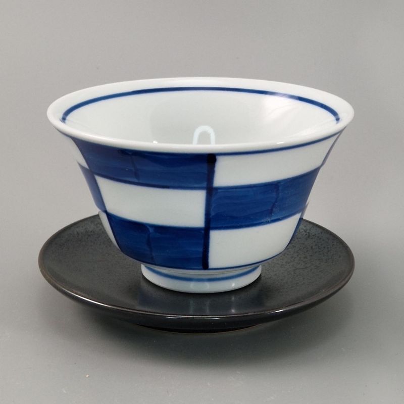 Tasse japonaise en céramique damier bleu et soucoupe grise